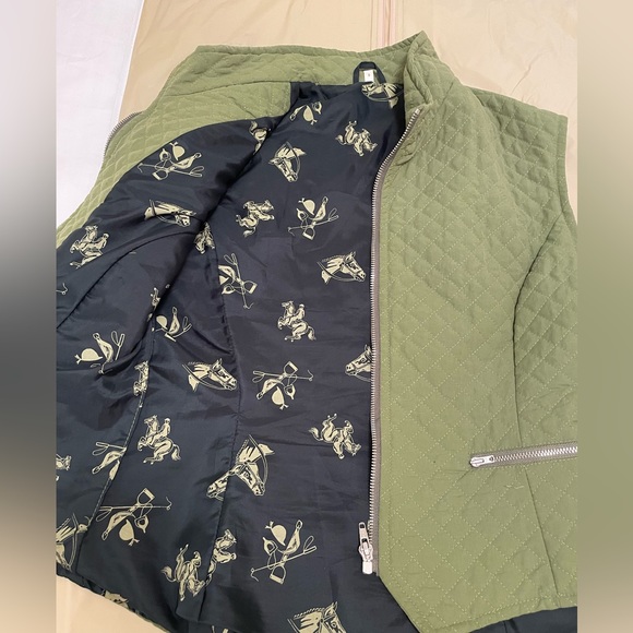 British Green Small quilted vest. Perfect for fall! - Picture 6 of 8